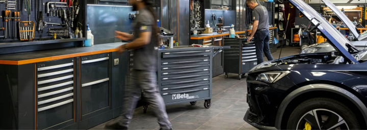 Gevulde gereedschapskar automotive